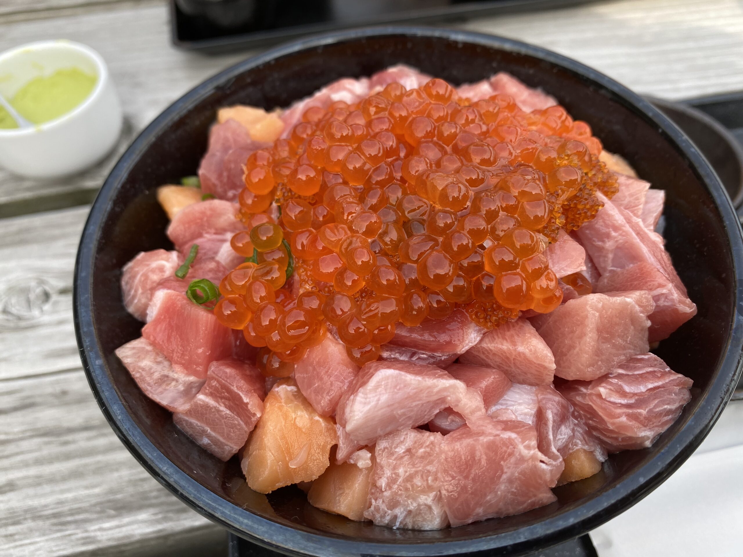 空港内HAKOYAの海鮮丼がコスパ抜群！